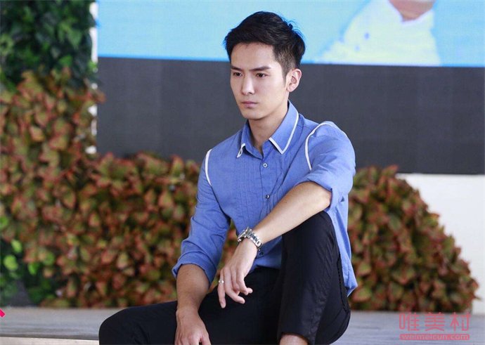 盛一伦凌晨1点还坚持直播带货 围观人数仅4000人