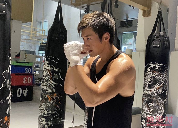 蔡淇俊自曝已结婚否认同性恋传闻