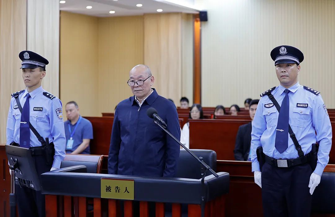 新中国最大的银行贪污案主犯受审：涉案金额40亿 外逃美国