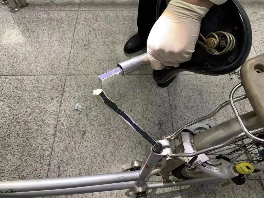 深圳海关查获一宗利用自行车藏匿SD卡走私入境案件