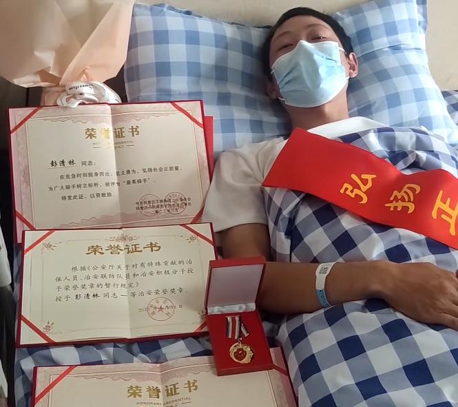 跳河救人小哥被奖8万 免费上大学 外卖员彭清林为你点赞